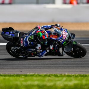 Álex Rins Instagram - The team worked very hard today and at the end of the practice I felt that we were competitive, but I’m riding under so much pain because of the injury. We will spend the afternoon at the physio doing recovery and we will assess my condition for tomorrow. 

#BritishGP #MotoGP #42ins #Yamaha