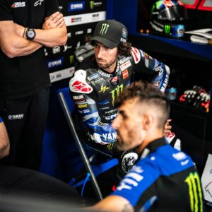 Álex Rins Instagram - The team worked very hard today and at the end of the practice I felt that we were competitive, but I’m riding under so much pain because of the injury. We will spend the afternoon at the physio doing recovery and we will assess my condition for tomorrow. 

#BritishGP #MotoGP #42ins #Yamaha