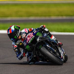 Álex Rins Instagram - The team worked very hard today and at the end of the practice I felt that we were competitive, but I’m riding under so much pain because of the injury. We will spend the afternoon at the physio doing recovery and we will assess my condition for tomorrow. 

#BritishGP #MotoGP #42ins #Yamaha