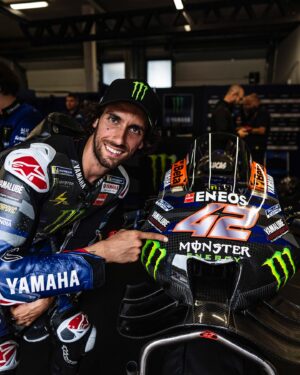 Álex Rins Instagram - With @yamahamotogp 4 2 more years 👉🏻😁
Happy to announce that we’ll keep working together at least until 2026 💪🏻 We’ll bring Yamaha where it belongs, to the top!

#Yamaha #MotoGP #42ins