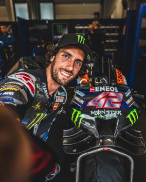 Álex Rins Instagram - With @yamahamotogp 4 2 more years 👉🏻😁
Happy to announce that we’ll keep working together at least until 2026 💪🏻 We’ll bring Yamaha where it belongs, to the top!

#Yamaha #MotoGP #42ins