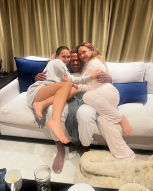 Alex Rodriguez Instagram - Officially 49! Feeling better than I ever have and so thankful to be healthy and surrounded by amazing family and friends. Life moves pretty quick, remember to pause and enjoy. 🥳