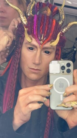 Alex Sparrow Instagram - Новый фильм и ваш новый любимый кино-злодей 😈 приступили к съемкам сказки «Ворожея» @lenfilmstudios Как вам мой образ? И как вам @kolyanaumov в кольчуге?