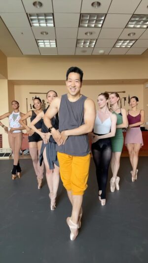 Alex Wong Instagram - Brat ballet? 😜🩰 yes or no?? 😅

Left to Right - @kamalatte_ @larissagerszke @denparungao @lyricawoodruff @matisselove @wanting__zhao

@gaynorminden 
Dc: @kelleyheyer 
#ballet #dance #pointe #ballerina #apple #charliexcx