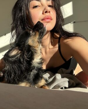 Alexa Mansour Instagram - Woke up looking like Lisa Frankenstein but at least Romeo still loves me 🐶