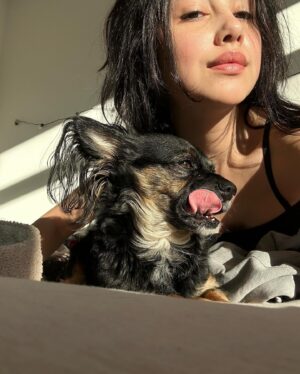 Alexa Mansour Instagram - Woke up looking like Lisa Frankenstein but at least Romeo still loves me 🐶