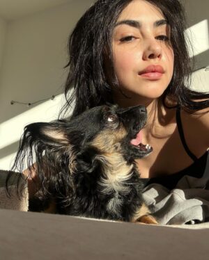 Alexa Mansour Instagram - Woke up looking like Lisa Frankenstein but at least Romeo still loves me 🐶