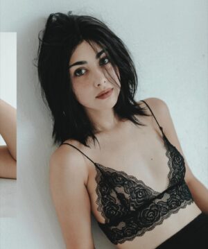 Alexa Mansour Instagram - I just wanna get lost in your lungs ⚡️

Throwback to @thenoemimagazine