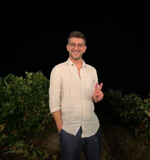 Alexander Kadiev Instagram - Началото на “ЗАВИНАГИ” ♥️
Сватбеният уикенд започна в Петък с най-магичната вечеря в лозята на @chateau_copsa 🍇
@al.kadiev не очакваше, но му се наложи да премине през ритуала “крадене на булка” , за който нашата 🔝кума се беше постарала да е запомнящ се 😄😉 
Нямаше как да дадем по-добро начало нашата приказка 🥰
Семейство, приятели, смях, сълзи, вино, вкусна храна и приказна обстановка😇
🤍Изящната ми рокля отново е дело на @pembekenan 
📍 @chateau_copsa 
Декор @gs.wedding.boutique ✨