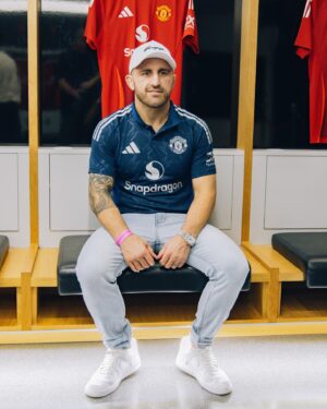 Alexander Volkanovski Instagram - Thanks for having me England 🇬🇧 #innit