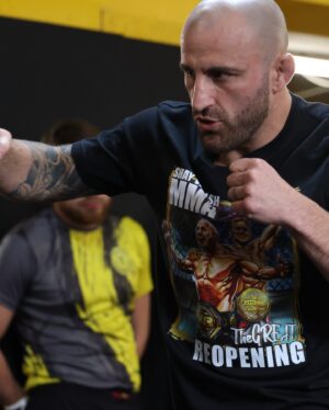 Alexander Volkanovski Instagram - Thanks for having me England 🇬🇧 #innit