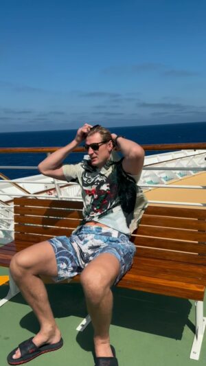 Alexander Volkov Instagram - Новость о бое я получил,находясь в открытом море. 

Но меня невозможно застать врасплох. 

Поэтому капитан корабля меняет курс на Абу-Даби . 26 октября прибуду на место.