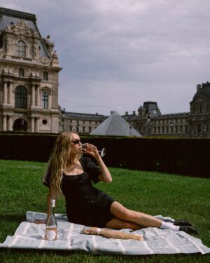 Alexandra Cooper Instagram - Picnic with a view & some ass