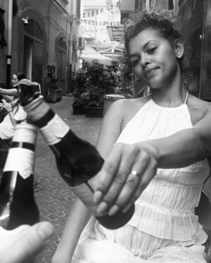 Alexandra Joner Instagram - Når kjæresten uoppfordret har blitt en profesjonell Instagram-husband som tar bilder uten at jeg vet det og redigerer dem i svarthvitt ❤️. Hans favorittbilde er det siste i slideshowet (han må virkelig være forelsket) som jeg ikke skjønner, for jeg ser ikke ut på det bildet 😅📸.