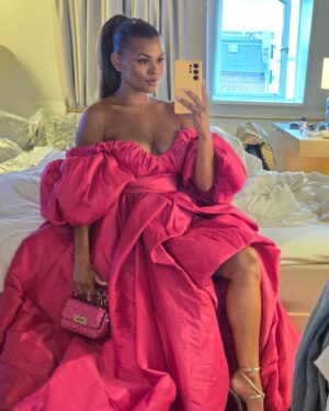Alexandra Joner Instagram - annonse For noen surrealistiske siste 24 timer😅. Var så heldig å få bli invitert på gallapremieren til It Ends with Us i København! Og tror du ikke jeg endte opp med å faktisk få møte @blakelively – helt sykt😱! Filmen var utrolig rørende, så gjør deg selv en tjeneste og se den. Og seriøst, ikke glem lommetørkle❤️😭!  #ItEndsWithUsMovie @sfstudios_norge
