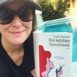 Alexandra Maria Lara Instagram - 🐠🦎🍦#holiday #relaxation #buchtipp (excellent!)…and now back to work 🤍🏔️🤍