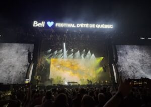 Alexandra Stréliski Instagram - Toute ma vie je me suis sentie différente. Trop classique, trop pop, pas assez jazz, queer, femme, trop française, trop québécoise… Je ne vous cacherai pas que quand je suis arrivée à Québec et que je voyais de ma chambre la foule qui faisait du moshing sur The Offspring, j’ai pensé : mais qu’est-ce que je fais là? Syndrome de l’imposteur activé à mille. Je me suis dit, les sceptiques auront sûrement raison. Ça ne marchera probablement pas. 
Mais là je vous ai vu. 10 minutes avant de monter sur scène, je vous ai vu. J’ai sacré tous les sacres québécois d’incrédulité de mon corps. De l’amour jusqu’au fond des collines, de l’absurdité de nombre. Entourée de mes magnifiques musicien-nes, de deux sœurs jumelles (@kotarbatwins) qui m’accompagnent partout depuis 2 ans qui ont fait un aller-retour à Venise juste pour être avec nous. De Manue, Justin et Catherine qui, avec leurs troupes, ont été le moteur de tout ce phénomène depuis 5 ans…Et surtout entourée de vous. 
Vous, de tous âges, de tous backgrounds, qui brillent de par votre diversité et dont les cœurs me redonnent foi en l’humanité. Je n’ai jamais autant eu besoin de prendre une douche après un show tellement j’ai donné tout ce que j’avais. L'immensité du silence en communion comme ça continuera à m'habiter longtemps. Merci de m’avoir donné le goût de continuer à croire au risque et à la différence. Peut-être qu’au final j’ai enfin trouvé le clan auquel j’appartiens ♥️ 

Photos: @villedepluie (1,4,5,8,9,10) et @merci.bonsoir_ (6)