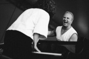Alexandra Stréliski Instagram - Une des personnes les plus humbles, sympathiques et charismatiques que j'ai eu la chance de cotoyer. Coup de coeur instantané 💘 Merci Yannick @nezetseguin et L'@orchestre_metropolitain pour l'invitation-cadeau. Hier soir, 65 000 d'entre vous sont venus célébrer diverses teintes de musique classique au pied du Mont-Royal, c'est historique, magnifique, et ça me fait aimer ma ville au plus haut point. Je commence à manquer de rêves à réaliser là...Avez-vous des idées ?
~
The kindest, humblest most charismatic human ever. So inspiring to work with you Yannick @nezetseguin. Thank you for the wonderful invitation. Yesterday there were 65 000 of you celebrating classical music in all its diverse shades, it's historical, beautiful, and makes me love my city so much. I am honestly running out of bucket list points right now. Any ideas???

📸: @drowster