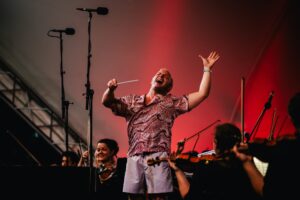 Alexandra Stréliski Instagram - Une des personnes les plus humbles, sympathiques et charismatiques que j'ai eu la chance de cotoyer. Coup de coeur instantané 💘 Merci Yannick @nezetseguin et L'@orchestre_metropolitain pour l'invitation-cadeau. Hier soir, 65 000 d'entre vous sont venus célébrer diverses teintes de musique classique au pied du Mont-Royal, c'est historique, magnifique, et ça me fait aimer ma ville au plus haut point. Je commence à manquer de rêves à réaliser là...Avez-vous des idées ?
~
The kindest, humblest most charismatic human ever. So inspiring to work with you Yannick @nezetseguin. Thank you for the wonderful invitation. Yesterday there were 65 000 of you celebrating classical music in all its diverse shades, it's historical, beautiful, and makes me love my city so much. I am honestly running out of bucket list points right now. Any ideas???

📸: @drowster