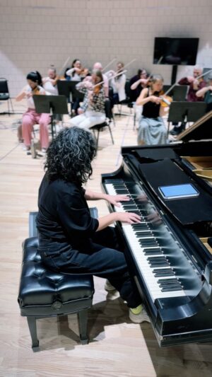 Alexandra Stréliski Instagram - Êtes vous prêts pour les moshpits? 🤘🏻

On s’en vient faire les plaines!! 30 musiciens sur scène: mon orchestre néo-romantique, des musiciens de l’@osq_officiel, @simon.loud et @sarahmeeo qui vont venir faire un tour. En plus avec les power femmes @beyriesmusic et @elisapie qui ouvrent la soirée. Ça va être fouuuuu! ✨✨✨✨ Trop hâte de vous voir. À demain! Xxx 

 #feq2024 #neoclassicalisthenewhiphop
