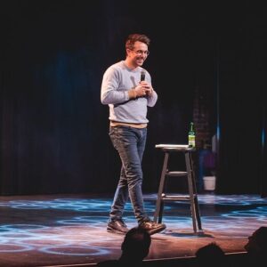Alexandre Barrette Instagram - Au lendemain du premier Cabaret @bleufeu_ , très très très heureux de la soirée qu’on a eue et je tiens à remercier les 450 spectateurs qui étaient présents! 

Je tiens aussi à remercier les 4 humoristes incroyables d’hier! 

@genevievehd : Bien que riche, la langue française ne possède pas assez de mots pour dire comment j’aime cet être humain!!!

@annesarahcharbonneau : Gros gros coup de cœur pour cette fille. Si j’étais un Renaud-Bray, je lui collerais un collant Coup de cœur Renaud-Bray dans le front. Je vous invite à aller la voir en spectacle partout où elle passe. Elle est incroyable!!! Je vous invite aussi à écouter son podcast @paspeufiere !

@marylenegendron : J’aime tellement sa personnalité et son humour!!!! J’ai hâte qu’elle sorte son premier one woman show! Vous pouvez aussi écouter son podcast que j’adore Tout le monde s’haït ! 

@korinecote a tout arraché hier soir à l’ @imperialbellqc avec son nouveau matériel. À quel point j’aime cet humoriste. Criss qu’elle est solide!!! 

Gros merci à Bleu Feu pour la confiance et tout le travail  que cela implique et gigantesque merci à ma gérante @mphisoucy qui a orchestré cette soirée A à Z. Une magicienne! Une main de David Copperfield dans un gant de velours. 

On se reprend lors des prochaines éditions les 19 février, 18 mars et 15 avril! Vous serez pas déçus! 

Achat de billets en suivant le lien dans ma bio!

Crédit photo : @courtoisie.ca