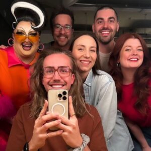 Alexandre Barrette Instagram - Merci beaucoup à tous ceux qui ont assisté aux 4 soirées du Cabaret BleuFeu à l’Impérial Bell de Québec. 

Un immense merci aux artistes, de gros coups de cœur personnels, qui ont accepté de venir faire un tour sur ma soirée ! 

Merci @bleufeu_ @imperialbellqc @zeromusique @genevievehd @korinecote @marylenegendron @annesarahcharbonneau @samuel.vigneault.58 @cstevebiko @nathan_meilleur @marianacherie @jess.chartrand @simondelisle @billytellier @kingmelrose @mathduff @monadegrenoble @magali.saintvincent

Maintenant, quelle est la suite ?

D’autres soirées du genre à Québec ? 

Des soirées similaires à Montréal ?
 
La sortie de mon 4e one-man-show ???

À suivre… 😉 

Crédit photo : @carbophotographe