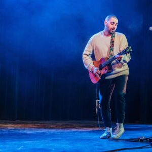 Alexandre Barrette Instagram - Merci beaucoup à tous ceux qui ont assisté aux 4 soirées du Cabaret BleuFeu à l’Impérial Bell de Québec. 

Un immense merci aux artistes, de gros coups de cœur personnels, qui ont accepté de venir faire un tour sur ma soirée ! 

Merci @bleufeu_ @imperialbellqc @zeromusique @genevievehd @korinecote @marylenegendron @annesarahcharbonneau @samuel.vigneault.58 @cstevebiko @nathan_meilleur @marianacherie @jess.chartrand @simondelisle @billytellier @kingmelrose @mathduff @monadegrenoble @magali.saintvincent

Maintenant, quelle est la suite ?

D’autres soirées du genre à Québec ? 

Des soirées similaires à Montréal ?
 
La sortie de mon 4e one-man-show ???

À suivre… 😉 

Crédit photo : @carbophotographe
