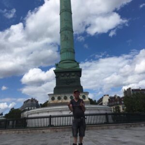 Alexandre Jollien Instagram - Sur les chemins de Nietzsche… 
 
« Envoyer des pots de confiture… »
 
Les trois poisons dans le bouddhisme :
 
Ignorance,
avidité,
haine.
 
Brève escale à Paris avant d’attaquer la route de la Suisse,  à pied si possible.
 
Place de la Bastille, j’avise un restaurant, je me pointe. J’ai la dalle.
 
Non, je n’ai pas de pièce. Repasse demain, là, je n’ai rien à te donner.

Mais je ne veux rien, je souhaite juste manger.

Je te dis que je n’ai rien. J’ai zéro pièce dans mes poches. Passe demain !

Vous avez un table ?

Non, on sert plus !

Et, eux là ?
 
Je détalle et, révolté, j’appelle le restaurant : "Vous vous rendez compte… C’est carrément dégueulasse ! C‘est de la discrimination pure et dure !"
 
Le patron : « Désolé. Repassez… On vous fera un bon plat!  Y a pas la discrimination chez nous. On vous avez pris pour un…. Faut dire qu’il y a beaucoup de SDF dans le coin."
 
"Et un SDF ça n’a pas le droit de s’asseoir à une table et de manger ?"
 
Je n’ai pas pu m’empêcher de repenser au coup de Diogène. Le philosophe cynique conseillait à un apprenti philosophe qui désirait progresser de traîner derrière lui un hareng histoire de se dépouiller du regard de l’autre.
 
Dans Ecce Homo, Nietzsche conseille de lancer « un pot de confiture » dès que l’amertume guette.

Lancer de bons pots de confiture débordant de douceur quand j’aurais tendance à l’aigreur !

Infini merci pour votre soutien.

J’espère que vous allez toutes et tous bien.

Prenez soin de vous.