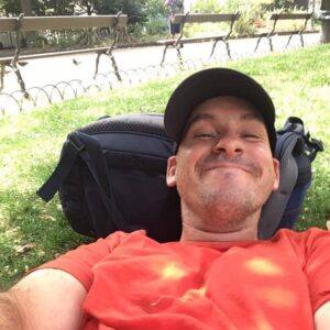 Alexandre Jollien Instagram - Bonjour à toutes et à tous...

Sur les chemins de Nietzsche...

Bien arrivé à Montpellier...

Parfois, devant la détresse, la souffrance du monde, je me demande si mon périple ne procède pas d’une gaminerie... 

Il y a tant à faire...

Je continue mon itinéraire pariant sur la confiance, avec une infinie gratitude.

L'autre soir, j'ai atterri  dans ce qui ressemble fort à un hôtel de passe... 
Il y avait des larmes et des cris. 
Grâce à des amis de Matthieu Ricard, j'ai été "rapatrié" illico. 

Je pense à tout celles et ceux qui n'ont pas la chance de pouvoir être rapatriés, entourés, épaulés.

Schopenhauer, enfant, a fait le tour de l'Europe en tenant un carnet de route.

À Toulon, le jeune garçon compatit avec les bagnards. Sa maman, romancière renommée, tient pareillement un journal.  Mais elle, craint avant tout que les prisonniers du bagne ne s'échappent...

Qui regarde le monde ?

Si mes messages deviennent sporadiques, ma gratitude ne faiblit pas.

Constat d'un philosophe errant...

L'horloge, le temps, n'ont plus aucune importance. 

Par contre, une angoisse, celle de ne pas trouver un toit pour dormir...

Merci infiniment pour tout. Vos invitations me touchent énormément. Je suis un peu tête brûlée fonçant dans l’insécurité pour expérimenter une paix au cœur d’un chaos. 

Et encore, j'ai un paquet de chance, je suis "rapatrié" en moins de deux.

Merci pour tout.