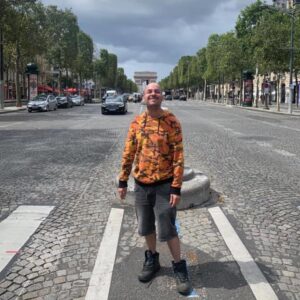 Alexandre Jollien Instagram - Sur les chemins de Nietzsche...

J'espère que vous allez toutes et tous bien.
 
Meilleures pensées et chaleureux merci pour tant de soutien et de bienveillance.

L’iPhone m'indique que mon usage du téléphone a augmenté de 30 %... Certes, il faut retrancher le programme qui décompte les 2 heures dédiées à la méditation quotidienne mais quand même sacré geek !
 
Et dire que mon escapade se veut spirituelle !

Ne pas oublier les deux vocations de ce périple :
 
Plonger dans la confiance, ne plus avoir de compte à rendre, oser, parier sur l'abandon, la déprise de soi, glisser allégrement dans le toboggan de la vie.
 
Descendre au fond du fond, laisser se décanter les hauts et les bas, gérer pour ainsi dire
le service après-vente de mon coming out aussi...
 
Après quoi courons-nous du matin au soir... ? Du réconfort, de la tendresse, la liquidation de toutes nos blessures ?
 
L'autre jour par boutade, j'ai parlé de plan Q…
 
Pourquoi la spiritualité peine-t-elle à s’attaquer à l’immense question du sexe et du corps ?
 
Que faire des manques affectifs ?
 
Swâmi Prajnânpad disait que l'amour consiste à aider l'autre à relâcher ses tensions.
 
Je suis persuadé que dans le sexe c'est avant tout une paix, du repos, un répit, la fin des tracas, que nous recherchons. En tout cas, en ce qui me concerne, oui ! Un moyen de célébrer, de partager la bonté de la vie également.
 
Même à travers la chair peut encore subsister une quête d’approbation, un « Acceptez-moi comme je suis !»
 
Mais assez de mes tiraillements internes… Faire route… Oser la confiance et une solidarité sans calcul…
 
A propos de solidarité, magnifique rencontre l’autre jour avec un bénévole des restos du cœur.
 
Il me dit avoir « récupéré » un livreur d‘uber eat qui n’avait pas mangé pendant trois jours.

Déshydraté, au bord de la syncope, il livrait de la nourriture … pour les autres.

Esclavage moderne !

Immense défi d'une vie spirituelle ! Concilier amor fati et solidarité, le dire oui et l'engagement, l'acceptation et aussi la dénonciation d'un système qui met tant de monde sur la touche.

Merci à toutes et à tous.