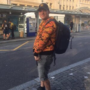 Alexandre Jollien Instagram - Qui voyage? Un ego fatigué ? Un paniqué chronique? Une blessure sur pattes? Des peurs?

Ça y est, c'est parti !

Le programme... Aucun programme, s'avancer nu ou presque dans l'abandon, la confiance. 

Quitter les craintes, s'ouvrir à l'inconnu.

Chögyam Trungpa disait qu'il existait deux formes de confiance. 

La première, croire qu'il y a quelque part un radeau, un gilet de sauvetage, un endroit où poser le pied, pépère en sécurité. 

L'autre, voir, expérimenter que l'on flotte sans accessoires.

Je ne sais pas où je vais crécher, ni ce que va être cet itinéraire. Magnifique! 

Vivre sans pourquoi…

Je vous porte toutes et tous dans mon cœur, sur les chemins de Nietzsche...

Merci à tous.