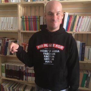 Alexandre Jollien Instagram - Contre la haine avec …  Spinoza

Une devise : « Non ridere, non lugere, neque detestari, sed intelligere » 

Ne pas se moquer, ne pas se lamenter, ne pas haïr mais comprendre…

Un moteur, la joie véritable ! 

Comment verser dans le ressentiment et l’amertume quand le cœur déborde vraiment d’allégresse ?

Une direction ! Dire adieu à la haine, à l’illusion et à chacune des passions tristes…

Un saut ! Expérimenter que nous sommes infiniment plus que le petit moi…, nous laisser nourrir par la vie, nous décharger de la prétention de tout maîtriser, de contrôler. 

Merci pour tout.