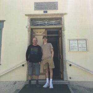 Alexandre Jollien Instagram - Sur les chemins de Nietzsche…

Comme chaque été, nous fonçons avec Augustin à Sils Maria, en Haute Engadine loger quelques jours dans la maison où Nietzsche a accouché de son Zarathoustra.

Après des mois intenses, heureuse halte pour dire oui et s’ouvrir à la grande santé, à la grande confiance.

En bas des conférences s’annulent et fatigue, découragements pointent le bout de leur nez. Ici l’épuisement s’envole et les éclats de rire retentissent. 

En dévalant les pentes de Sils Maria où le prophète de l’éternel retour du même baladait ses intuitions, son isolement, ses fulgurances, une immense gratitude jaillit. Tout est naissance. 

Merci pour tout. Merci d’être là.
Prenez soin de vous. 

Prenons soin de nous. 

Bisous

Augustin et Alex