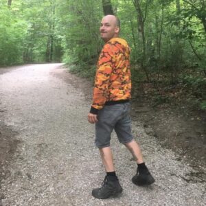 Alexandre Jollien Instagram - Sur les chemins de Nietzsche,

Loin de Grindr, Facebook, Instagram, en communion profonde avec tous les êtres sensibles. 

Le zen parle des trois silences…

Silence du corps… Ne plus carburer dans un surrégime, écouter le rythme de sa vie, ralentir, prêter l’oreille. 

Silence du mental… Ne plus fabriquer, ne plus juger, ne plus commenter en permanence, accueillir. 

Silence des mots… Quel baratin, quel tintamarre dans un esprit, tout le temps radio mental diffuse des commentaires à gogo. 

Exercice spirituel: apprécier, ne plus avoir de but, oublier l’heure, oublier le avant, le après. 

Et quand je sortirai de mon silence… Quels mots donner aux autres ? 

Merci à toutes et à tous. 

Écrit sur les chemins de Nietzsche dans un sous-bois magnifique… Dans un sous-bois… Tout adjectif relève du commentaire.