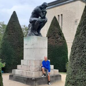 Alexandre Jollien Instagram - Sur les chemins de Nietzsche...

J’avais imaginé sillonner la France d’un bout à l’autre, aligner les kilomètres, marcher, marcher...

Le corps parle, sussure : "Tranquille, tu n’as rien à prouver, ralentis, arrête-toi un peu, repos..."

Un ami m’accompagne au Musée Rodin à Paris. Je contemple les formes, les figures, les corps. Splendide, magnifique, apaisant !

Un philosophe asiatique se riait de notre "Je pense, donc je suis".

Moins de rumination, moins gamberger, juste être là, donné, ouvert.

Dans une société qui incite sans cesse à la performance, écouter, prêter l’oreille aux saisons de l’âme, au rythme du corps...

Dans la limite du possible, ne jamais passer en mode surrégime...

À un moment donné, on parle du burn-out. "Double peine"...Aujourd’hui, fâcheuse tendance à accabler l’individu...Il, elle, a FAIT un burn-out...

"Faire un burn-out", comme si on se fabriquait soi-même sa souffrance. 

Au lieu de remettre en cause un système qui demande toujours plus, qui impose des cadences de dingues, on accable encore la personnes qui traverse cette épreuve. 

Sur les chemins de Nietzsche, je dois m’arrêter, me reposer, me retaper.

"Qu’est-ce que tu as fait aujourd’hui ?" "Rien, je me suis laissé vivre..."

Nietzsche évoquait déjà les gens qui vivent les yeux braqués sur l’horloge. 

Plus on poursuit d’objectifs dans une journée, plus on court et le stress rapplique au grand galop...

Se dégager du stress, encore faut-il le pouvoir !

À chaque fois que le corps flanche, qu’il me "lâche", j’entends une invitation à en prendre plus soin, à me lancer plus intensément dans la Grande santé.

J’avais, j’ai peur de décevoir...

"Finalement il n’a pas fait tant de km que cela !", "Le voyage est décidément bien pépère..." 

Votre soutien me porte. 

Prenons soin de nous.

Merci pour tout.

Je dois dire que Le Penseur de Rodin a de la gueule. Je l’aime bien.