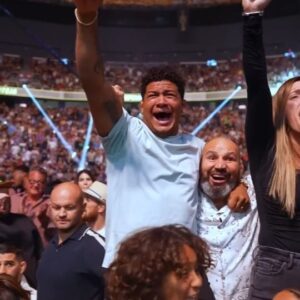 Alexandre Pantoja Instagram - 🇧🇷: Tenha pessoas que torcem por você ao seu lado
🇺🇲: Have people that root for you by your side 

Com/with: @gilbert_burns @charlesdobronxs e @gloverteixeira