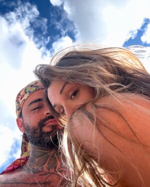 Alexandre Santos Instagram - 1 ANO DE NÓS 🤍 e amo-te cada vez mais dia após dia 🤍 tens feito de mim um homem melhor, tanto a nível pessoal como profissional, és um ser extraordinário, fora do normal, mas da maneira mais bonita que um ser humano pode imaginar 🤍 o universo presenteou-me com a melhor pessoa que alguém poderia ter na vida, e eu estou grato todos os dias por te ter nesta vida, e podes ter a certeza que até nas próximas nos vamos encontrar 🤍 amo-te muito TODOOSDIAS ✨