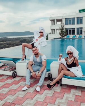 Alexey Ovsyannikov Instagram - В костюме от Code Men каждый день будет похож на праздник!

✔️В наличии более 1 000 костюмов! Поэтому ты точно найдешь свой идеальный и универсальный вариант!

💯В нашем костюме тебе будет удобно с самого утра до позднего вечера.
👔Сначала в галстуке ты идешь на работу, а вечером без него на любую встречу.

🔥И ты будешь на высоте всегда вне зависимости от обстоятельств!

😎Хочешь так? Тогда ждем тебя по адресу:
Дыбенко, 23

▪️Пн-пт с 10:00 до 20:00
▪️Сб-вс с 10:00 до 19:00

************************************************
✔️Не покупай костюм, не побывав у нас!
✔️Более: 500 кв.м. пространства
✔️Более: 1000 костюмов в наличии
✔️Более: 3000 аксессуаров
✔️Цены : от 13 000₽ до 35 000₽
✔️Бесплатный образ под ключ от стилиста
✔️Размерный ряд от 44 до 78
✔️АКЦИИ , СКИДКИ , РАССРОЧКА
✔️ Весь ассортимент: https://code-men.ru/

#мужскиекостюмысамара#мужскиекостюмывсамаре#свадебныйкостюмсамара#свадебныйкостюмвсамаре#мужскойкостюмсамара#мужскойкостюмвсамаре#костюмысамара#костюмывсамаре#мужскаяодеждавсамаре#мужскиекостюмытольятти