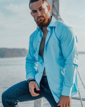 Alexey Ovsyannikov Instagram - Лето не повод отказываться от стильного костюма!

– Лёгкость серьёзных вещей.

В Code Men представлено множество облегченных летних костюмов в стиле кэжуал, чтобы Вы оставались стильными в любую погоду👆

💯Наши костюмы выполнены из лучшего материала, из качественной фурнитуры.

📍Шерсть. Хорошая шерстяная ткань долговечна, очень приятна на ощупь, благородна на вид, и комфортна. 
 
☝🏻Бернхард Рётцель утверждает, что самой подходящей тканью для костюма всегда была и остаётся чистая шерсть, даже летом, поскольку никакой другой материал не ложится столь элегантно, то есть не является столь устойчивым к заломам. 
 
📍Вискоза. Это уникальное полотно, полученное искусственным путём из природного сырья. Обладает всеми достоинствами натуральных материалов. Вискоза с добавлением шерсти необычайно теплая и удобная в носке, хорошо тянется и не накапливает статического электричества. 
 
📍Полиэстер. По-английски его называют viscose и rayon. Он хорошо подходит для подкладок благодаря прекрасной воздухопроницаемости и высокой гигроскопичности. 
Полиэстер повышает практичность костюма или брюк, делает его более износостойким. 
 
📍Эластан помогает ткани лучше тянуться и влияет на общие ощущения от той или иной вещи. 
 
За лучшим костюмом ждем тебя в Code Men!😎 
📍 по адресу ул. Дыбенко 23. 
📞8(846) 990-70-72

************************************************ 
▪Не покупай костюм, не побывав у нас! 
▪Подбираем костюм каждому 
▪Более: 1000 костюмов в наличии 
▪Более: 3000 аксессуаров 
▪Цены : от 13 000₽ до 35 000₽ 
▪Любой размерный ряд и рост 
▪Весь ассортимент: https://code-men.ru/

#мужскиекостюмысамара#мужскиекостюмывсамаре#свадебныйкостюмсамара#свадебныйкостюмвсамаре#мужскойкостюмсамара#мужскойкостюмвсамаре#костюмысамара#костюмывсамаре#мужскаяодеждавсамаре#мужскиекостюмытольятти
