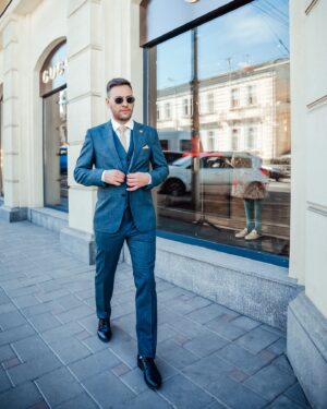 Alexey Ovsyannikov Instagram - Универсальность классических фасонов доказана временем – они всегда на пике моды. 
 
👌Но комфорт сегодня стал жизненным принципом, поэтому удобство одежды выходит вперед, приветствуется более свободный крой. 
 
👇Дизайнеры продвигают в тренд двубортные пиджаки привычных оттенков, не теряют актуальности и приталенные фасоны. 
 
*********************************************** 
● Не покупай костюм, не побывав у нас! 
● 10 лет в Мужской моде 
● Более 1.000 костюмов в наличии 
● Цены : от 13 000₽ до 35 000₽ 
● -20% в день первой примерки 
● Подбираем костюм каждому 
● Любые образы под ключ 
● Весь ассортимент: https://code-men.ru/ 
 
#мужскойкостюмсамара#мужскойкостюмвсамаре#костюмысамара#костюмывсамаре#мужскаяодеждавсамаре#мужскиекостюмытольятти#мужскиекостюмысамара#мужскиекостюмывсамаре#свадебныйкостюмсамара#свадебныйкостюмвсамаре