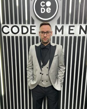 Alexey Ovsyannikov Instagram - 🗨Смокинг – это вечерний мужской наряд, который визуально отличается от классического костюма атласными отворотами на пиджаке и лампасами на брюках. 
 
🔹Сегодня существует множество вариаций расцветок смокингов 
🔹Пиджаки бывают однобортными и двубортными. 
 
 
👫Наши стилисты помогут собрать Вам полный гармоничный образ 
‼Услуга профессиональных стилистов - БЕСПЛАТНО

*********************************************** 
● Не покупай костюм, не побывав у нас! 
● 10 лет в Мужской моде 
● Более 1.000 костюмов в наличии 
● Цены : от 13 000₽ до 35 000₽ 
● -20% в день первой примерки 
● Подбираем костюм каждому 
● Любые образы под ключ

#мужскойкостюмсамара #мужскойкостюмвсамаре #костюмнавыпускнойсамара #моднаяодеждасамара #костюмысамара #костюмывсамаре #свадебныеплатьясамара #свадебныеплатьявсамаре #свадебноеплатьесамара #свадебныйсалонсамара #свадебныйсалонвсамаре #вечерниеплатьясамара #вечерниеплатьявсамаре #вечернееплатьесамара #мужскаяодеждасамара #мужскаяодеждавсамаре #мужскиекостюмысамара #мужскиекостюмывсамаре #свадебныйкостюмсамара