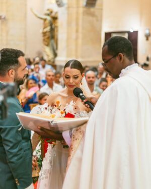 Alexia Mori Instagram - 1 AN DE NOTRE MARIAGE RELIGIEUX ❤️
1. La découpe de la pièce montée 
2. Les larmes de crocodile (j’aurai pas pensé)
3. « dans les épreuves, dans la santé et dans la maladie » ces mots m’ont tué !
4. Ma glue ❤️
5. Big up à la vierge
6. Bonheur & roses 🌹 
7. « À 3 on dit caca »
8. Séance couple
9. Notre mur de fleurs fraîches 😍
10. Je vous aime !! merci ❤️