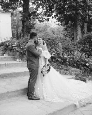 Alexia Mori Instagram - 1 AN DE NOTRE MARIAGE RELIGIEUX ❤️
1. La découpe de la pièce montée 
2. Les larmes de crocodile (j’aurai pas pensé)
3. « dans les épreuves, dans la santé et dans la maladie » ces mots m’ont tué !
4. Ma glue ❤️
5. Big up à la vierge
6. Bonheur & roses 🌹 
7. « À 3 on dit caca »
8. Séance couple
9. Notre mur de fleurs fraîches 😍
10. Je vous aime !! merci ❤️