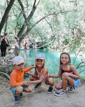 Alexia Mori Instagram - Après midi à Sillans la cascade on s’est baigné l’eau était froide c’était trop bien les enfants ont adoré !! Ils ont escaladé les rochers ils étaient trop content !! On a même vu un petit serpent de mer !! Bon j’avoue qu’en y repensant je suis contente de l’avoir vu une fois qu’on était sorti 😂