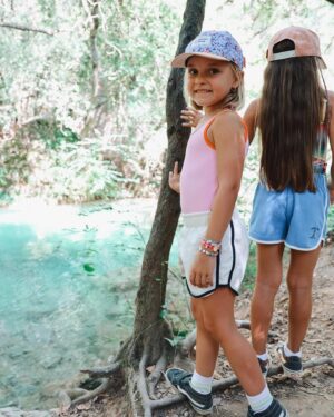 Alexia Mori Instagram - Après midi à Sillans la cascade on s’est baigné l’eau était froide c’était trop bien les enfants ont adoré !! Ils ont escaladé les rochers ils étaient trop content !! On a même vu un petit serpent de mer !! Bon j’avoue qu’en y repensant je suis contente de l’avoir vu une fois qu’on était sorti 😂