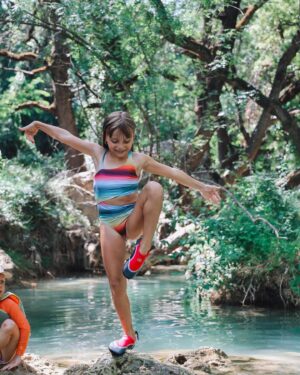 Alexia Mori Instagram - Après midi à Sillans la cascade on s’est baigné l’eau était froide c’était trop bien les enfants ont adoré !! Ils ont escaladé les rochers ils étaient trop content !! On a même vu un petit serpent de mer !! Bon j’avoue qu’en y repensant je suis contente de l’avoir vu une fois qu’on était sorti 😂