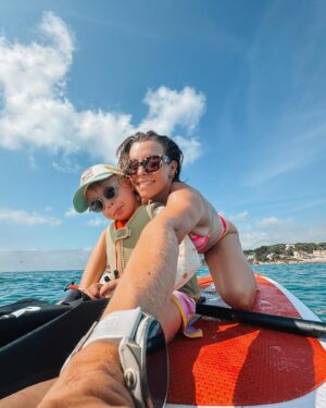 Alexia Mori Instagram - Matinée paddle ! 🐠☀️🌊 Meilleure achat de l’été on adore ça ! Les enfants aussi adorent d’ailleurs ☺️
Vous aimez ça ? Vous en avez déjà fait ??
