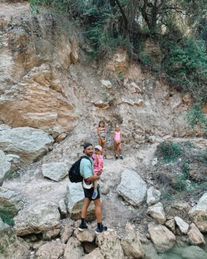 Alexia Mori Instagram - Après midi à Sillans la cascade on s’est baigné l’eau était froide c’était trop bien les enfants ont adoré !! Ils ont escaladé les rochers ils étaient trop content !! On a même vu un petit serpent de mer !! Bon j’avoue qu’en y repensant je suis contente de l’avoir vu une fois qu’on était sorti 😂