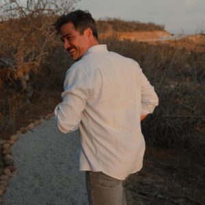 Alfonso Herrera Instagram - ¡Mil gracias @albertonewton por una sesión increíble que ni parecía trabajo! Nos echamos unas risas, compartimos anécdotas y hasta sacrificamos un celular en el mar de Cortés, ¡pero la pasamos muy bien! Un abrazo enorme para @maria___torres y @mariterelg por incluirme en esta experiencia tan divertida y por pensar en mí para formar parte de esta lista tan noble, distinguida y divertida. ¡Las que se quedaron en el tintero...!

@quiencom