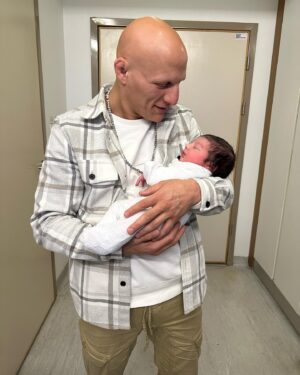 Ali Al-Qaisi Instagram - ‎بسم الله الرحمن الرحيم
‎{ الْمَالُ وَالْبَنُونَ زِينَةُ الْحَيَاةِ الدُّنْيَا وَالْبَاقِيَاتُ الصَّالِحَاتُ خَيْرٌ عِندَ رَبِّكَ ثَوَاباً وَخَيْرٌ أَمَلاً }

ما أجمل رمضان و خيرات رمضان، الحمدلله والشكر ربنا أكرمني (مُحمد) في هذه الأيام المباركة الفضيلة، و ما أجملها من رزقه، الحمدلله دائماً و أبدًا ❤️🙏

‎الحمد لله الذي بنعمته  تتم الصالحات اللهم لك الحمد حمداً كثيراً طيباً مباركاً فيه حمداً يليق بك و في وجهك وعظيم سلطانك ، لقد رزقني الله بطفل اسميته ( مُحمد ♥️👪 ) نسبة لسيدنا مُحمد عليه الصلاة والسلام،اللهم أنبته نباتاً حسناً وأجعله من الصالحين الذاكرين الحافظين لكتاب الله والباري بوالديه وأجعله من السعداء في الدنيا والآخرة اللهم آميين يارب العالمين ⁦♥️🙏🏻♥️ 
‎و من هذه اللحظة الحياة تأخذني إلى مرحلة أخرى و أصعب اللهم ساعدني على هذه المسؤولية 🙏
Muhammad Ali ❤️